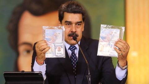 Maduro con los pasaportes de los dos mercenarios estadounidenses detenidos