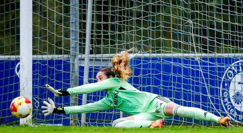 Laura Mart�nez parando el penalti ante el Cacere�o