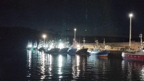 Una veintena de boniteros vascos se guarecieron del mal tiempo en el puerto de Celeiro durante la noche del miércoles al jueves
