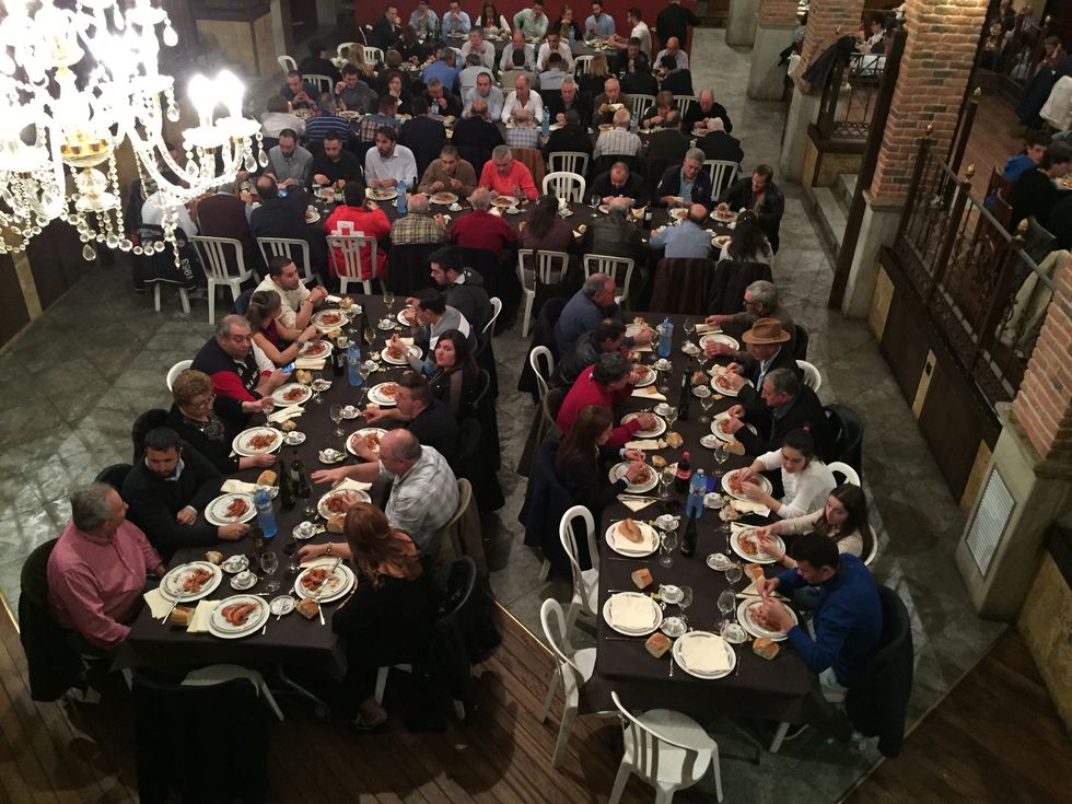 La oficina de Turismo, derecha, est� en Vigo de Sarria. 