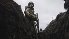 Un soldado ucraniano en las trincheras del frente del este.
