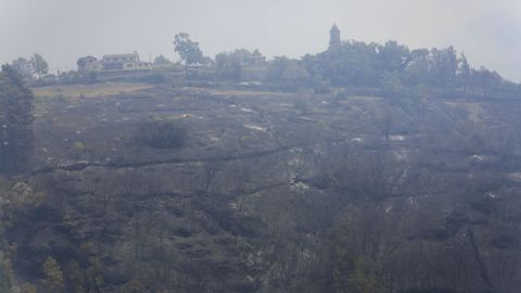 La aldea de Vilamor se salvó del incendio declarado en la vecina Froxán el pasado jueves