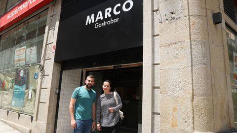 Luis Penelas y su mujer, en la puerta de Marco, la nueva cafetería que abrirá en Curros Enríquez