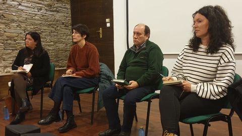 De izquierda a derecha, Isabel Vilalba (SLG), Ana Pontn, Elas Somoza (Fruga) y Sonia Vidal (diputada del BNG por Ourense), en la reunin con ganaderos.