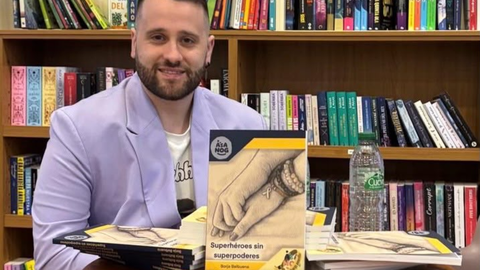 Borja Balbuena, junto con su libro