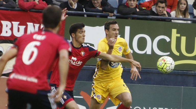 Mikel Merino pelea con Caballero durante un Osasuna-Lugo