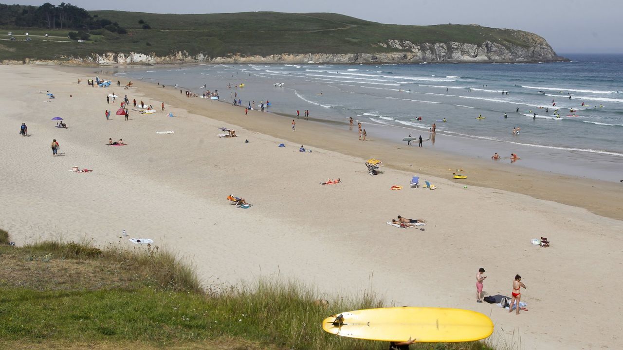 El arenal de Pant�n, en Valdovi�o, es un para�so para los amantes de las olas, lo que lo convierte en uno de los mejores escenarios para practicar surf de Espa�a.