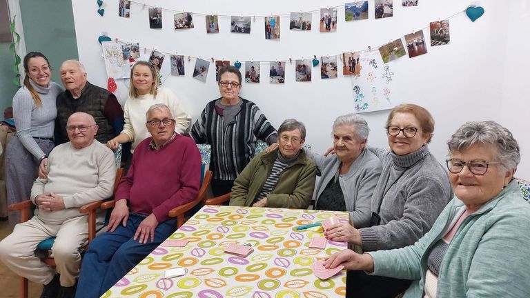 Las responsables de las dos casas do maior de Landoi y casi todos los usuarios, en la planta baja del local social