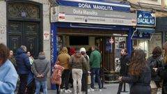 Colas en Doña Manolita para comprar la lotería del Niño
