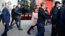 Cristina Fernández, rodeada de escoltas, a la salida el viernes de su residencia, un día después del atentado