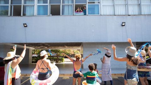 Un grupo de amigos realiza fiesta sorpresa con tema de playa para su amiga que lleva 84 das aislada, en Brasilia, Brasil