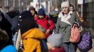 Largas colas de refugiados ucranianos en la frontera para entrar en Polonia