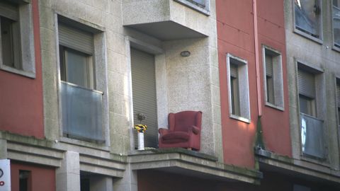 Okupas del edificio de Abesadas han aprovechado uno de los balcones para colocar un sillón y una maceta. Desde allí, pueden ver la calle Xosé Ramón Fernández Barreiro.