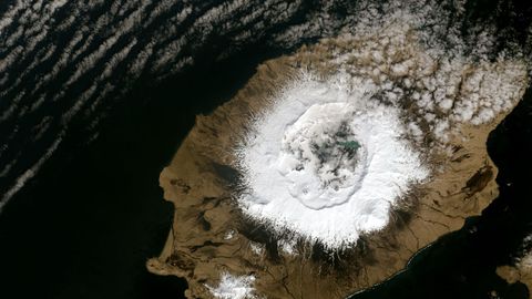 Imagen satelital del volcan Okmok, en Alaska