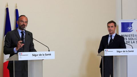 El primer ministro francés, Edouard Philippe, a la izquierda, con el ministro de Salud Olivier Veran