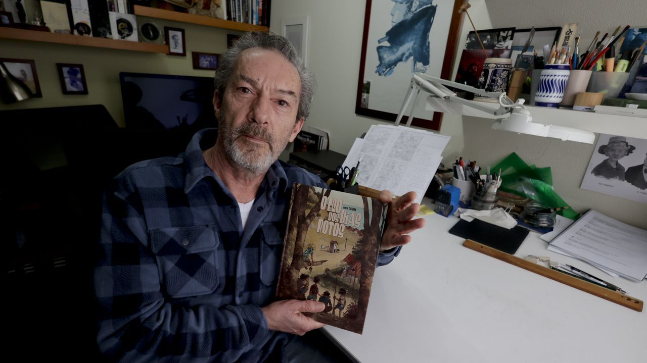 Alberto Taracido con la edici�n en gallego de �O eco dos d�as rotos�, publicado por Demo Editorial
