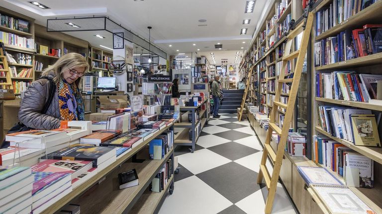 España lidera la resistencia del libro en papel en Europa