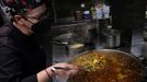 Una cocinera prepara el menú de el Desarme en un restaurante de Oviedo