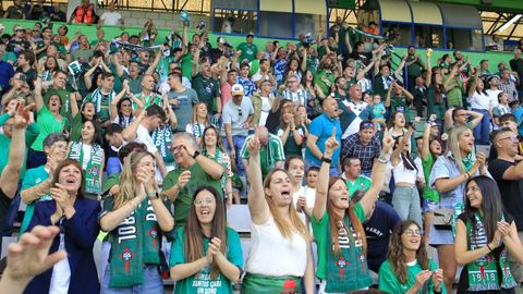 Aficionados en el partido en el que el Racing alcanz� el ascenso.