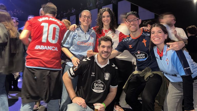 Festival Emigrason. Que fai unha camisola do Club Petanca Ribadeo en Bruxelas?