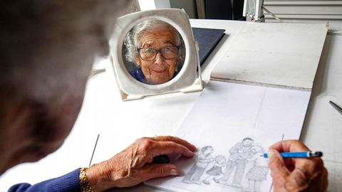 La ilustradora Judith Kerr posa para la cmara en su 95 cumpleaos