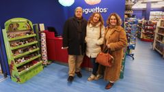 Los hermanos Jos, Reyes y Beln Chacn en su nueva tienda Juguettos de Pontevedra
