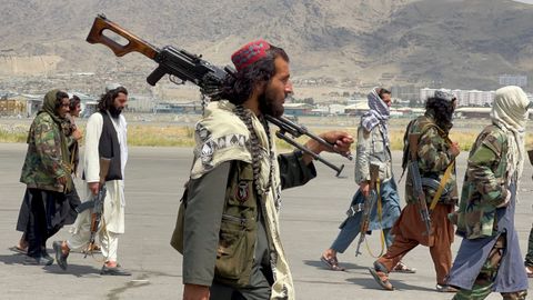 Las fuerzas talibanes patrullan en una pista del aeropuerto de Kabul un día después de la retirada de las tropas estadounidenses. 