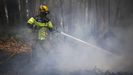 Labores de extinción del incendio en Cures