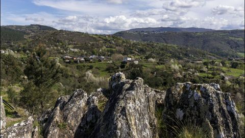 Una vista de la aldea de Paradela desde el mirador de Matacs 