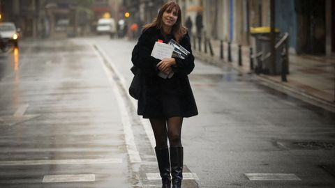Gloria en la calle San Andrés, de A Coruña, muy cerca de donde vivía antes de mudarse a San Cibrao das Viñas, donde ganó la plaza de bibliotecaria hace justo un año.