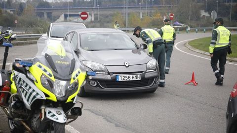 Agentes de la Guardia Civil de trfico en un control de carretera cerca de Lugo