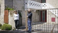 Berta y Juan, frente a la Casa da Via, donde tienen su estudio, en Allariz