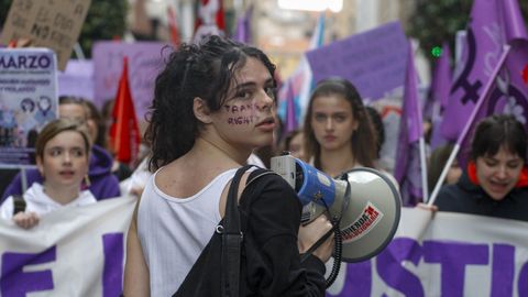 Decenas de personas en su mayoría jóvenes secundan en Gijón la manifestación por el Día Internacional de la Mujer, convocada por el Sindicato de Estudiantes, Libres y Combativas e Izquierda Revolucionaria.