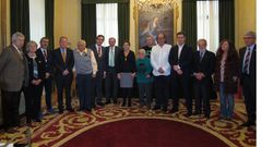 Manolo Llanos, tras recibir la Medalla de la Plata de la Villa de Gijn en 2016, junto a otros galardonados y miembros de la Corporacin gijonesa
