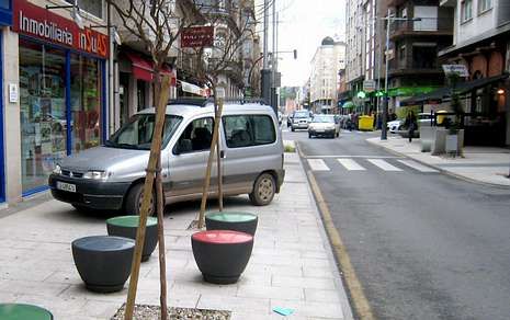 Algunos coches aparcaban con las cuatro ruedas en la acera