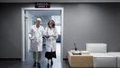 El oncólogo Juan de la Cámara y la jefa de servicio, la doctora Rosario García Campelo, en el nuevo hospital de día de oncologia de Chuac (A Coruña).