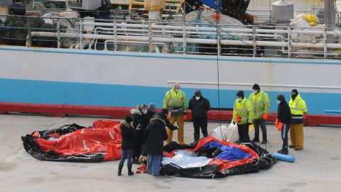 Los investigadores, analizando las balsas salvavidas del Villa de Pitanxo que naufragó en Terranova.