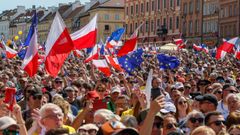 Miles de polacos protestaron este domingo en Varsovia contra el Gobierno conservador bajo el lema «una Polonia democrática y europea».