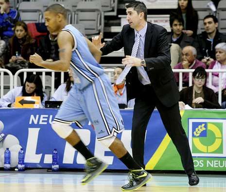 Lisardo G�mez le da instrucciones a Ogirri en el partido contra el C�ceres.