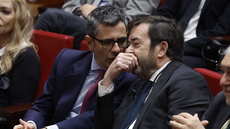 El ministro de Presidencia, Justicia y Relaciones con las Cortes, Félix Bolaños (i), habla con el presidente del Consejo General del Poder Judicial (CGPJ), Vicente Guilarte, en una imagen de archivo.