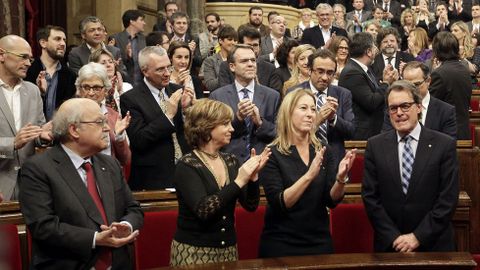 Artur Mas recibe el aplauso de sus compañeros de coalición, poco antes de comenzar el pleno. 
