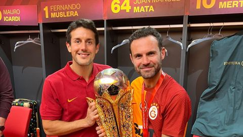 El ourensano Ismael Garca sostiene el trofeo de campen del Galatasaray junto a Juann Mata