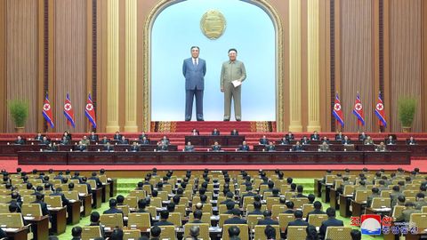 Imagen de una de las últimas asambleas del régimen norcoreano publicada por la agencia KCNA
