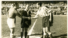 Herrerita y un jugador del Athletic Club de Bilbao en Buenavista, Oviedo, 1945.