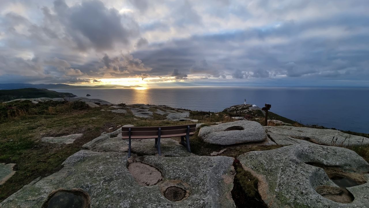 Bancos con fabulosas vistas al mar en A Maria, no sabrs cual elegir.Estatua de los peregrinos en Monte do Gozo