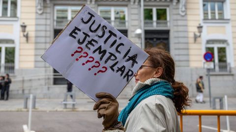 Una mujer sostiene un cartel durante la protesta del lunes frente al Consejo General del Poder Judicial, en Madrid, celebrada bajo el lema El golpismo viste de toga