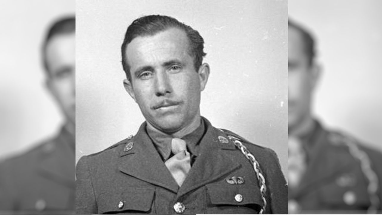 Juan Chouza, con el uniforme de servicio de la FSSF. En aquel momento todav�a era soldado raso (lleg� a sargento), aunque ya estaba cualificado como paracaidista, tal y como reflejan las alas estampadas en su bolsillo izquierdo.