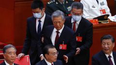 Cuando se estaba yendo, Hu Jintao le da una palmadita en el hombro del primer ministro, Li Keqiang, que era su favorito para sucederle como presidente hace diez aos, pero qued por detrs de Xi