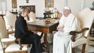 El papa Francisco conversa con la vicepresidenta segunda del Gobierno espaol, Yolanda Daz, durante una audiencia celebrada este viernes en el Vaticano.