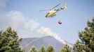 Un helicóptero trabaja en el incendio de Las Hurdes y la sierra de Gata.